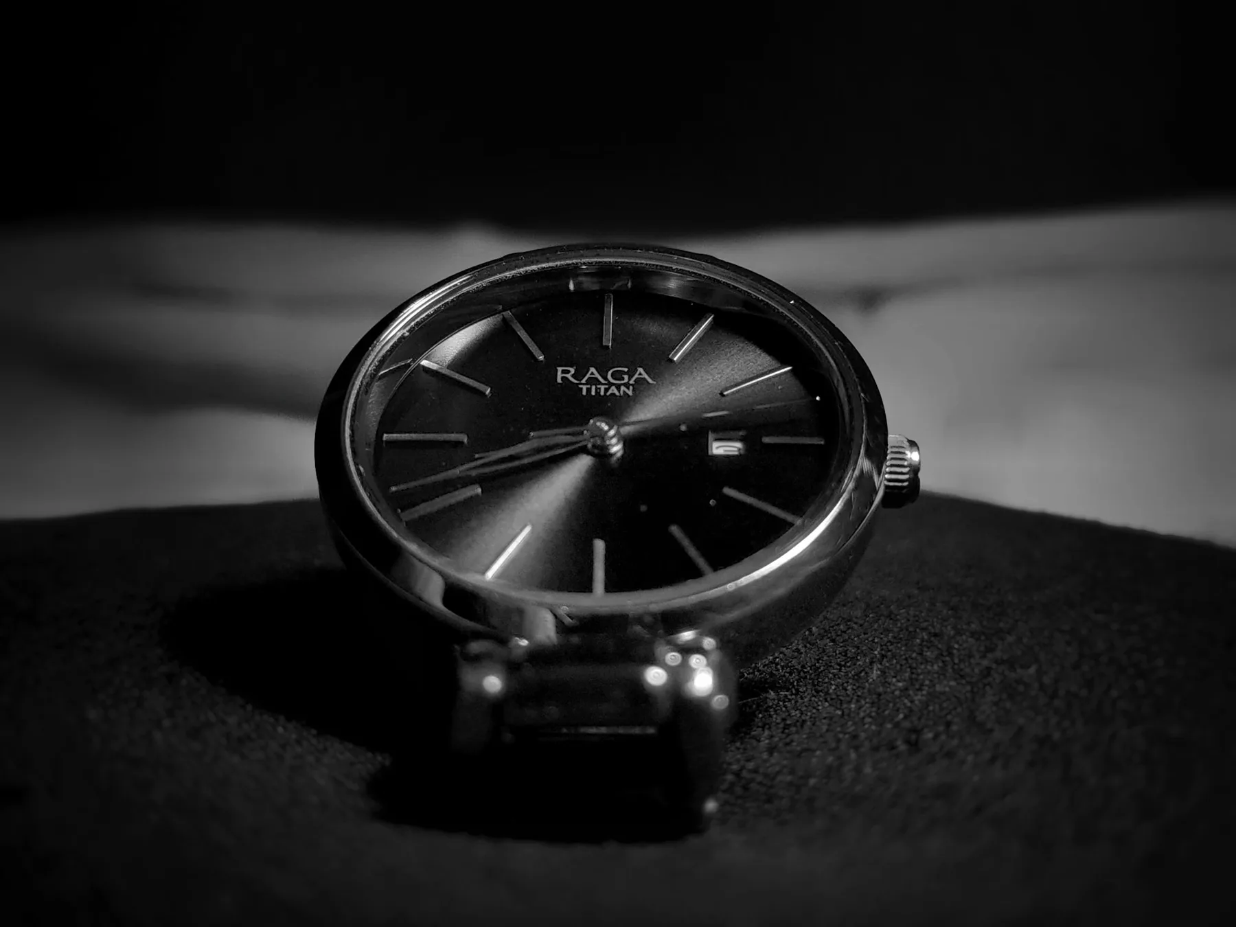 Horloge op een zwarte ondergrond