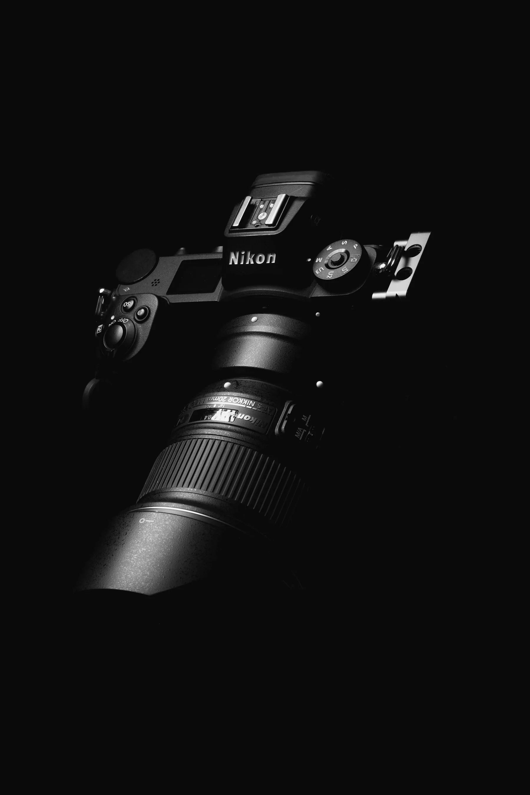 Nikon-camerabody op een zwarte ondergrond