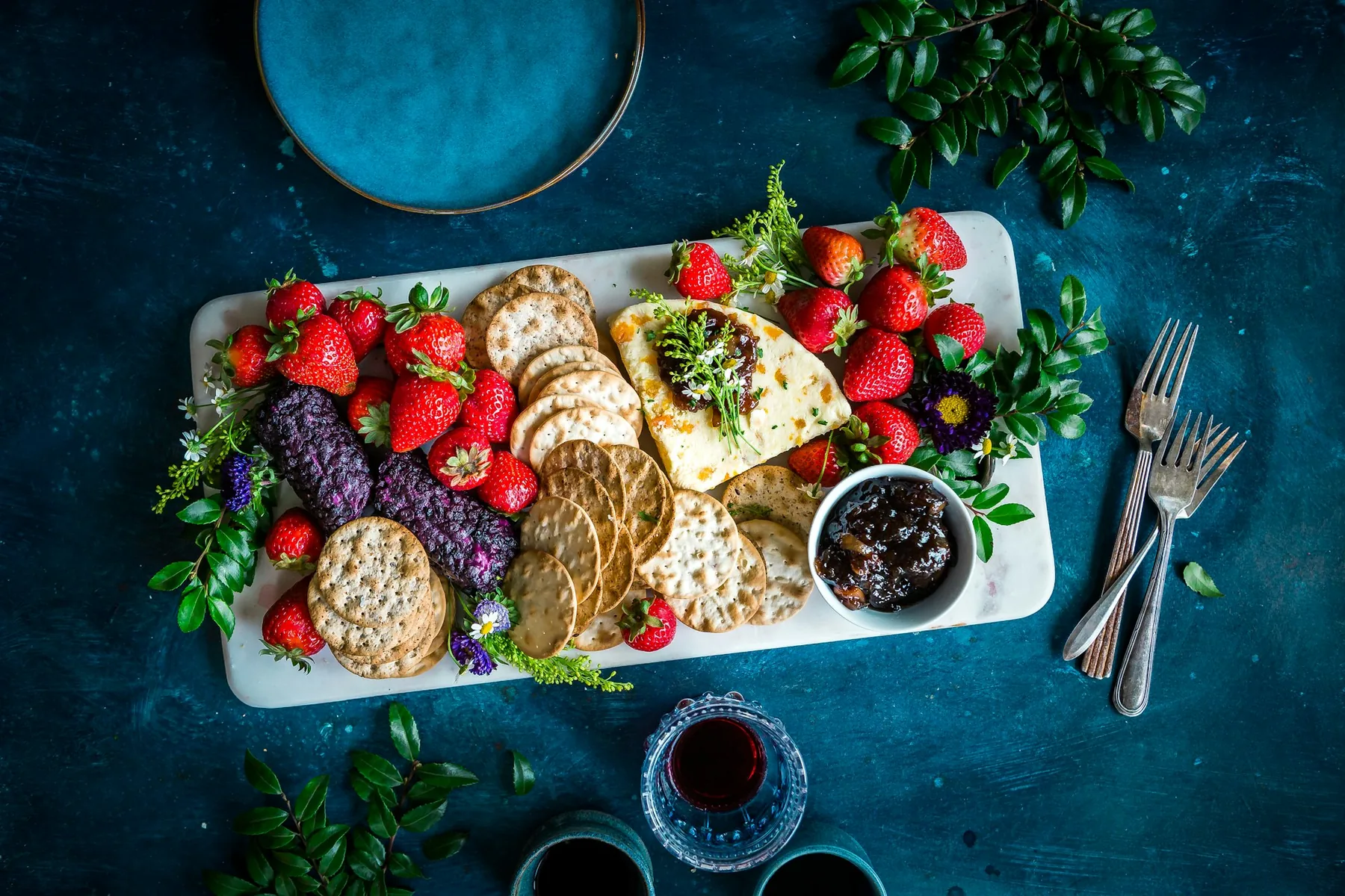 Schaal met fruit en crackers op tafel