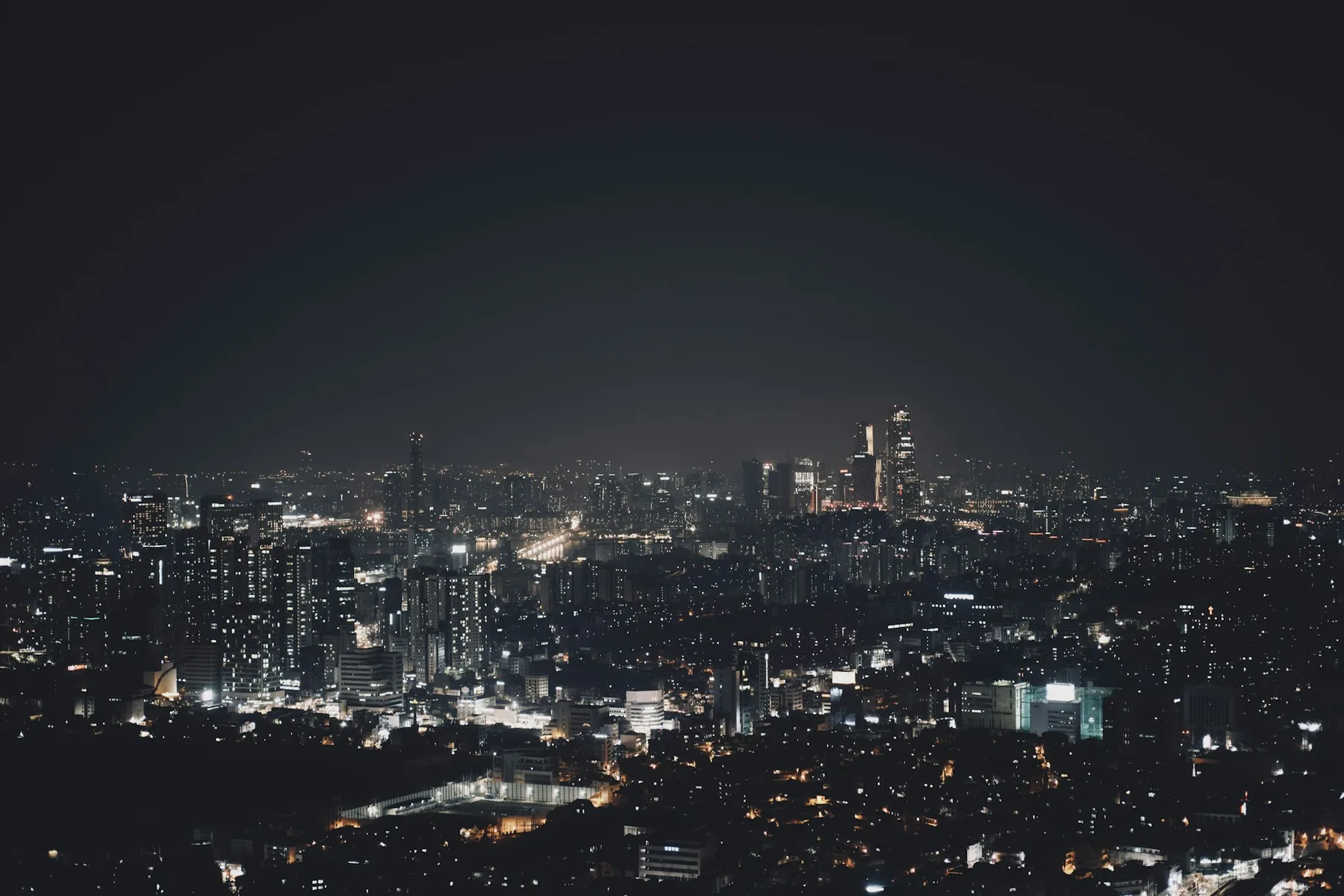 Stad bij nacht met verlichte gebouwen