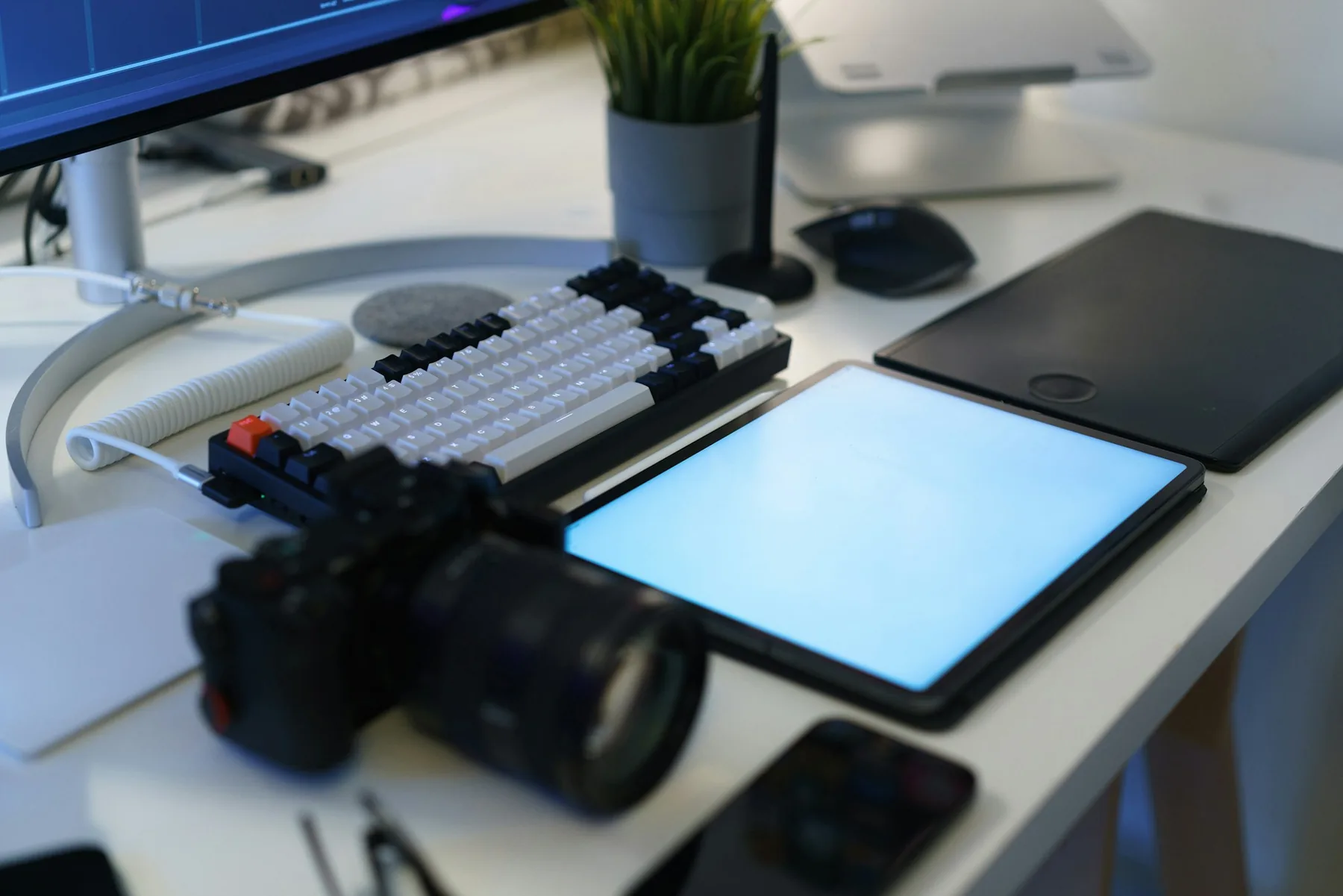 Bureau thuis met een laptop, een tablet en een camera